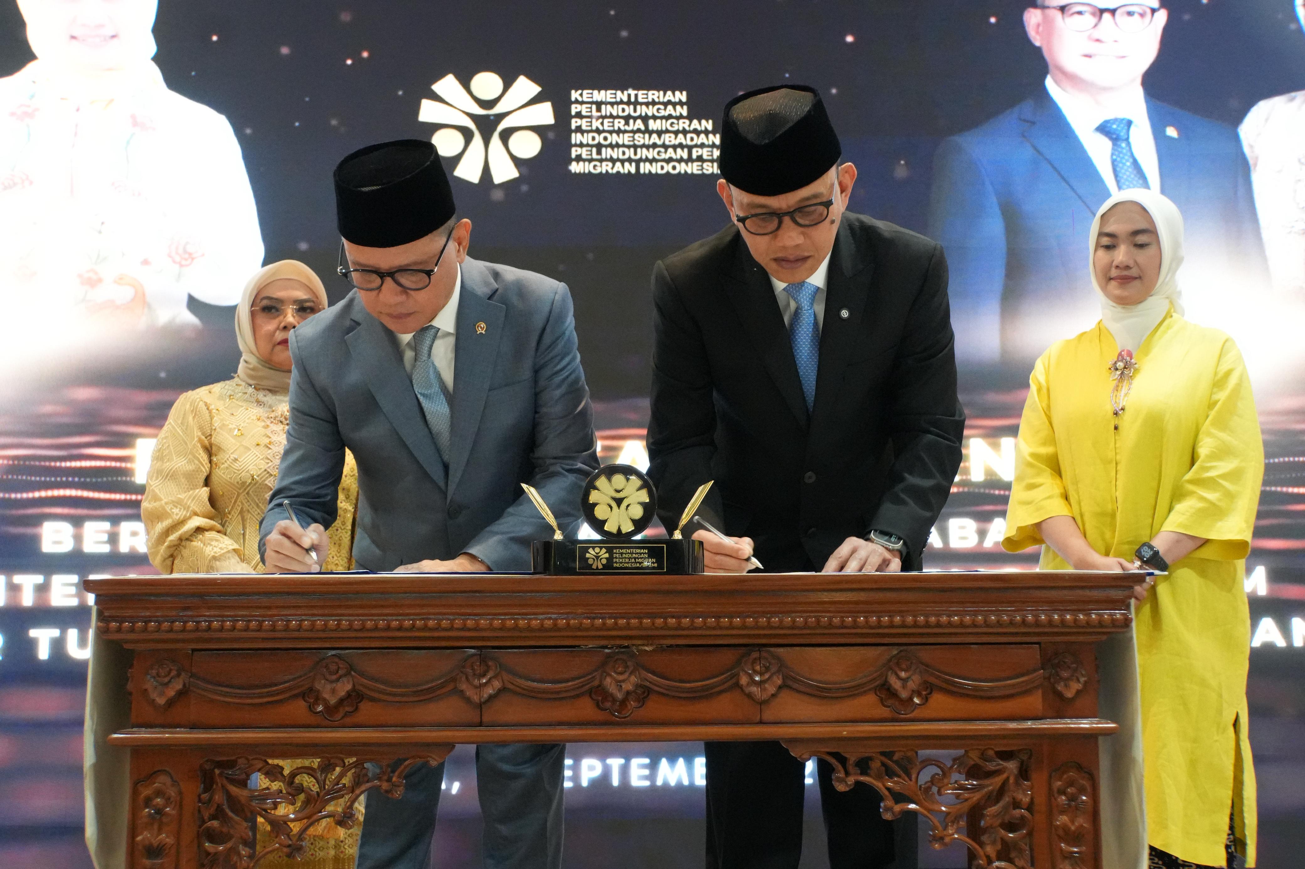 Sertijab Menteri Perlindungan Pekerja Migran Indonesia Momen berita acara serah terima jabatan Menteri P2MI.(BeritaNasional/Elvis Sendouw/HO P2MI)