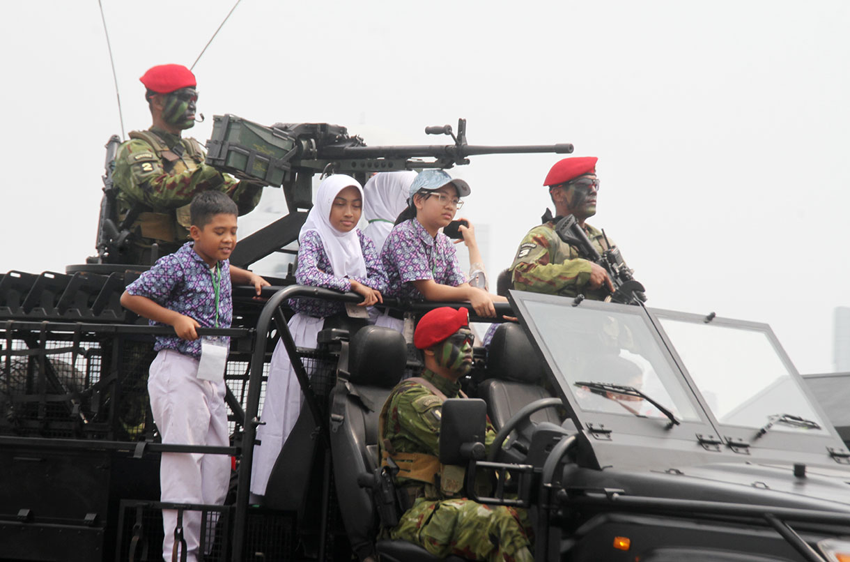 Sejumlah warga naik Kendaraan Tempur saat gladi bersih Hari Ulang Tahun (HUT) ke-79 Tentara Nasional Indonesia (TNI) di Lapangan Silang Monumen Nasional (Monas), Gambir, Jakarta Pusat, Kamis (3/10/2024).(BeritaNasional.com/Oke Atmaja)