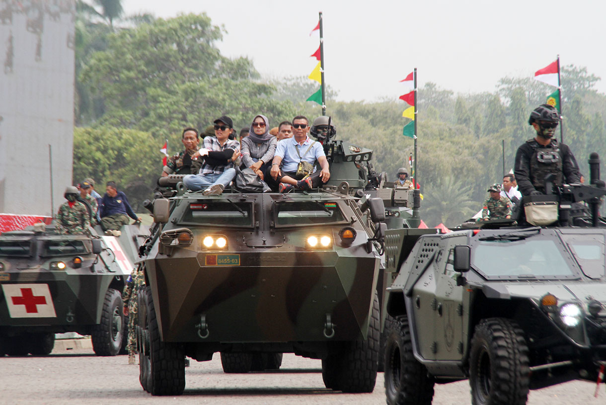 Sejumlah warga naik Kendaraan Tempur saat gladi bersih Hari Ulang Tahun (HUT) ke-79 Tentara Nasional Indonesia (TNI) di Lapangan Silang Monumen Nasional (Monas), Gambir, Jakarta Pusat, Kamis (3/10/2024).(BeritaNasional.com/Oke Atmaja)