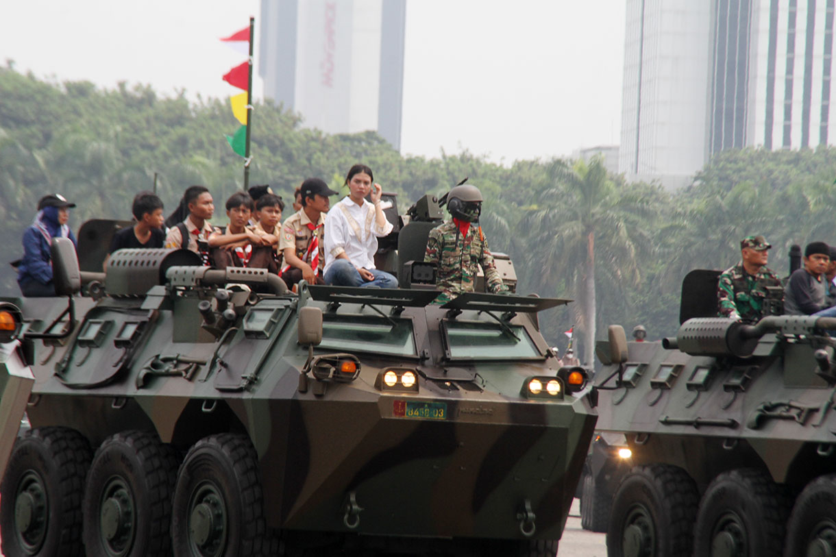 Sejumlah warga naik Kendaraan Tempur saat gladi bersih Hari Ulang Tahun (HUT) ke-79 Tentara Nasional Indonesia (TNI) di Lapangan Silang Monumen Nasional (Monas), Gambir, Jakarta Pusat, Kamis (3/10/2024).(BeritaNasional.com/Oke Atmaja)