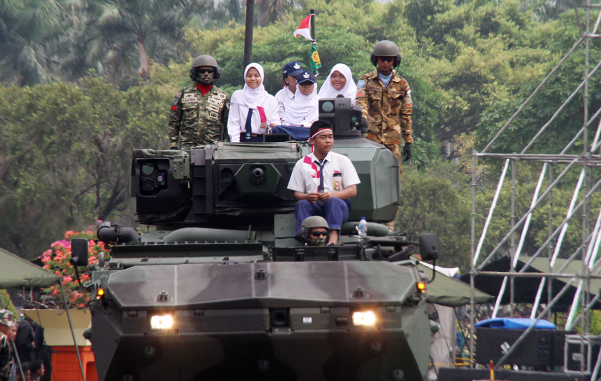 Sejumlah warga naik Kendaraan Tempur saat gladi bersih Hari Ulang Tahun (HUT) ke-79 Tentara Nasional Indonesia (TNI) di Lapangan Silang Monumen Nasional (Monas), Gambir, Jakarta Pusat, Kamis (3/10/2024).(BeritaNasional.com/Oke Atmaja)