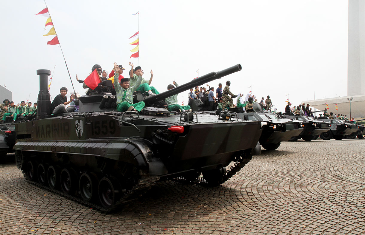 Sejumlah warga naik Kendaraan Tempur saat gladi bersih Hari Ulang Tahun (HUT) ke-79 Tentara Nasional Indonesia (TNI) di Lapangan Silang Monumen Nasional (Monas), Gambir, Jakarta Pusat, Kamis (3/10/2024).(BeritaNasional.com/Oke Atmaja)