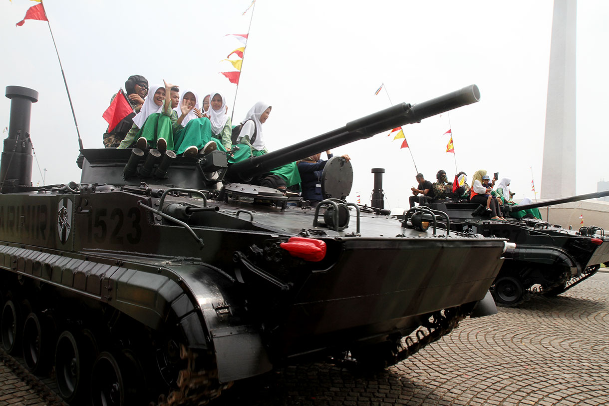 Sejumlah warga naik Kendaraan Tempur saat gladi bersih Hari Ulang Tahun (HUT) ke-79 Tentara Nasional Indonesia (TNI) di Lapangan Silang Monumen Nasional (Monas), Gambir, Jakarta Pusat, Kamis (3/10/2024).(BeritaNasional.com/Oke Atmaja)