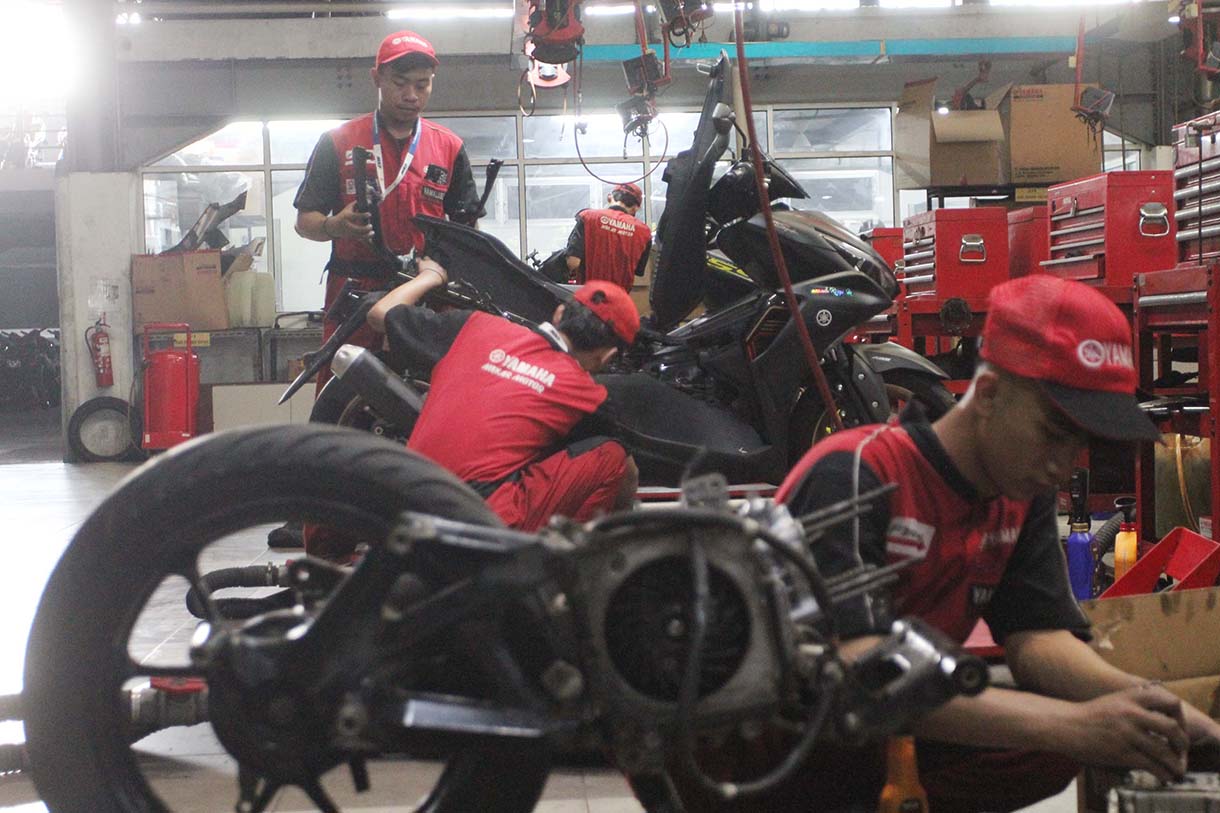 Mekanik memperbaiki motor di bengkel motor Yamaha, Bintaro, Jakarta, Rabu (19/3/2025).  (Beritanasional.com/Oke Atmaja)