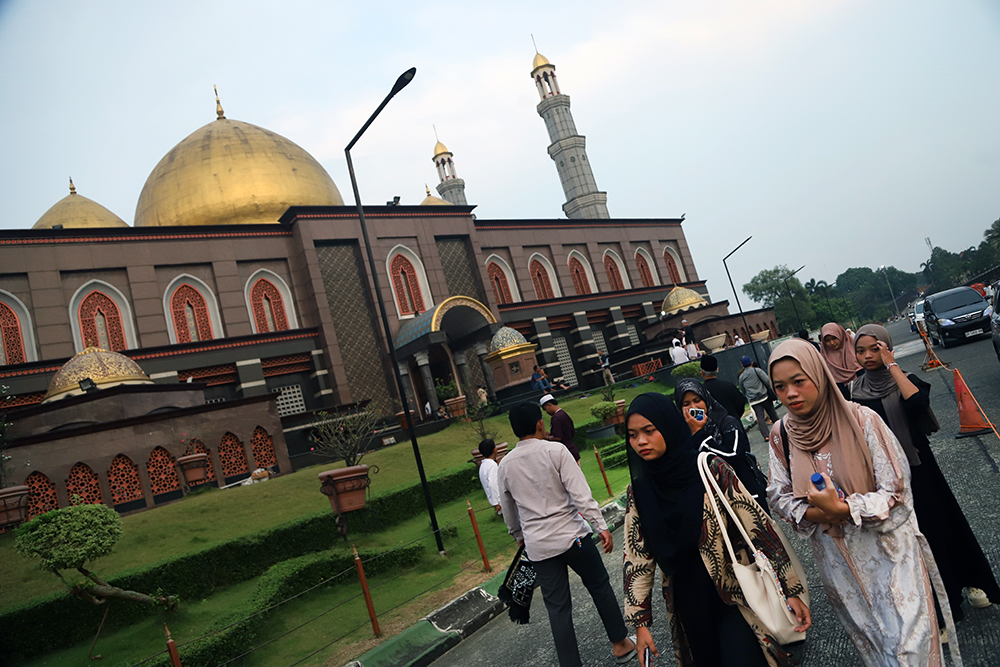 Umat muslim dari berbagai daerah Jabodetabek melakukan shalat Idul Adha di Mesjid Kubah Emas, Depok. (BeritaNasional/Elvis Sendouw)