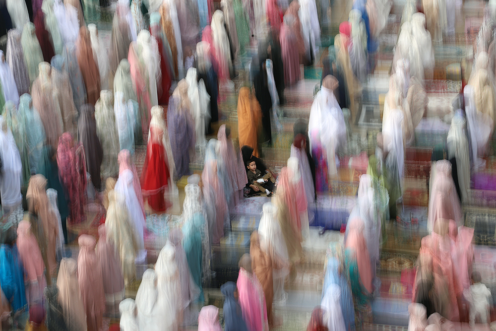 Umat muslim dari berbagai daerah Jabodetabek melakukan shalat Idul Adha di Mesjid Kubah Emas, Depok. (BeritaNasional/Elvis Sendouw)