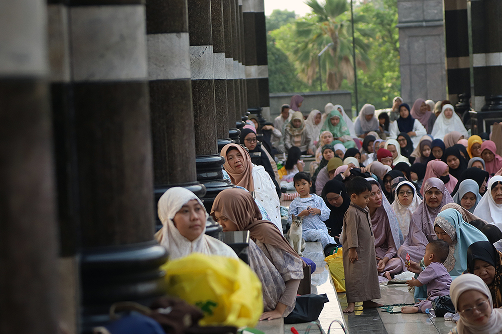 Umat muslim dari berbagai daerah Jabodetabek melakukan shalat Idul Adha di Mesjid Kubah Emas, Depok. (BeritaNasional/Elvis Sendouw)