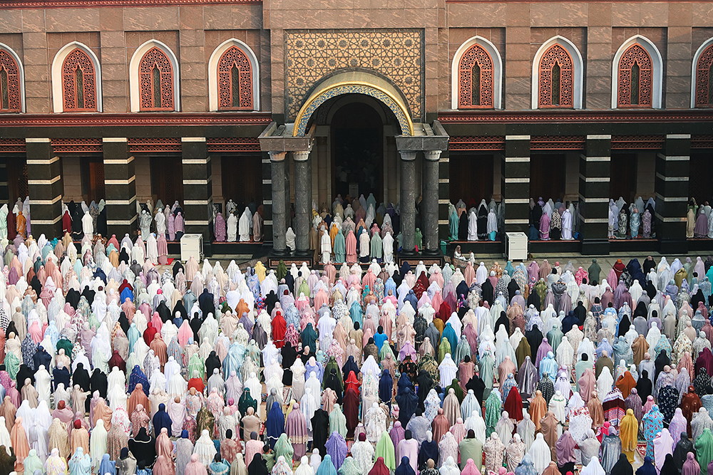 Umat muslim dari berbagai daerah Jabodetabek melakukan shalat Idul Adha di Mesjid Kubah Emas, Depok. (BeritaNasional/Elvis Sendouw)