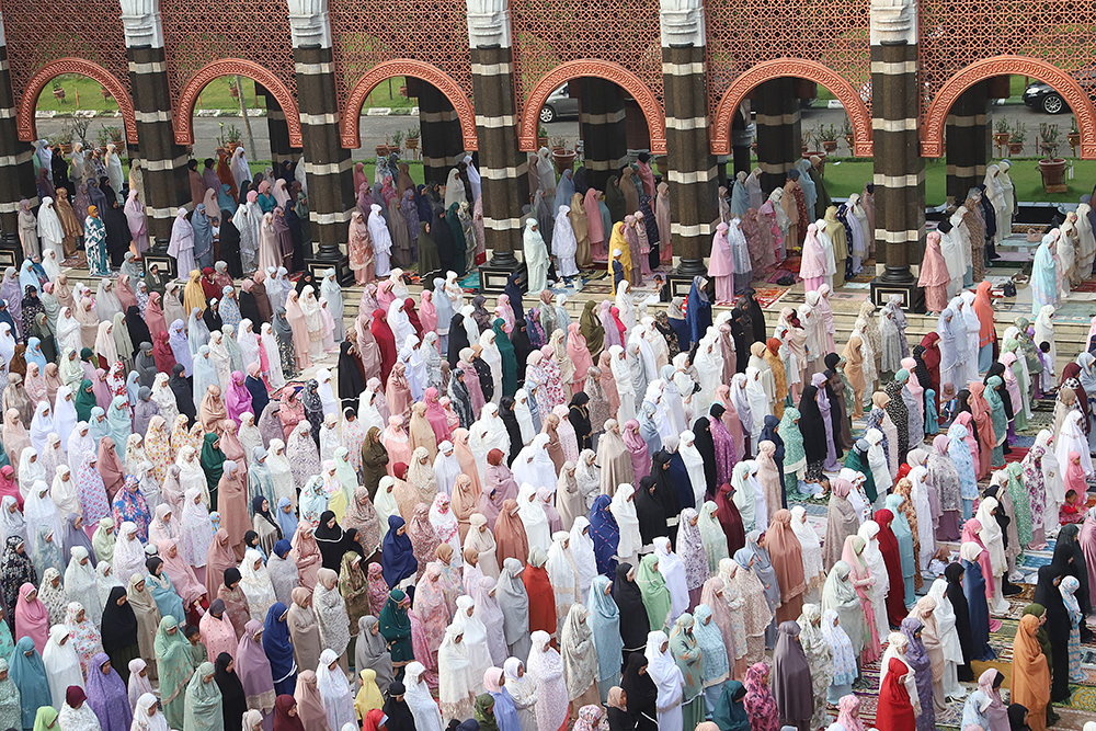 Umat muslim dari berbagai daerah Jabodetabek melakukan shalat Idul Adha di Mesjid Kubah Emas, Depok. (BeritaNasional/Elvis Sendouw)