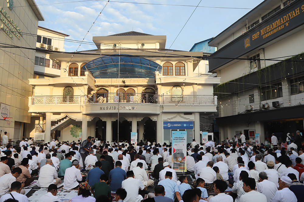 Warga Muhammadiyah di Jakarta melaksanakan Salat  Idul Fitri 1447 Hijriah Masjid At Taqwa Muhammadiyah, Jalan Limau, Kebayoran Baru, Jakarta. (BeritaNasional/Elvis Sendouw)