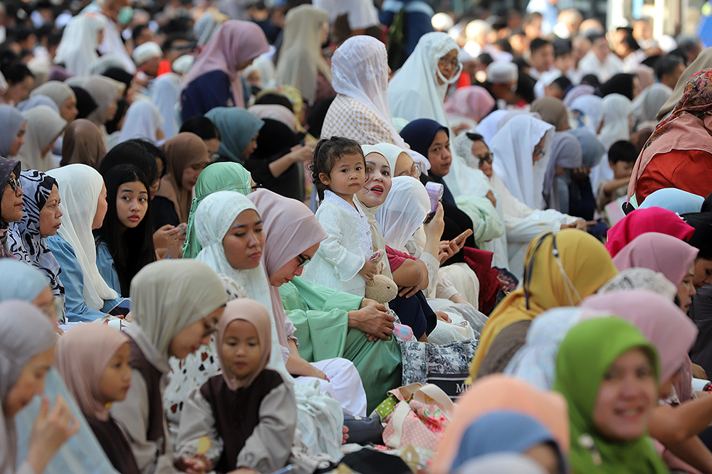 Warga Muhammadiyah di Jakarta melaksanakan Salat  Idul Fitri 1447 Hijriah Masjid At Taqwa Muhammadiyah, Jalan Limau, Kebayoran Baru, Jakarta. (BeritaNasional/Elvis Sendouw)