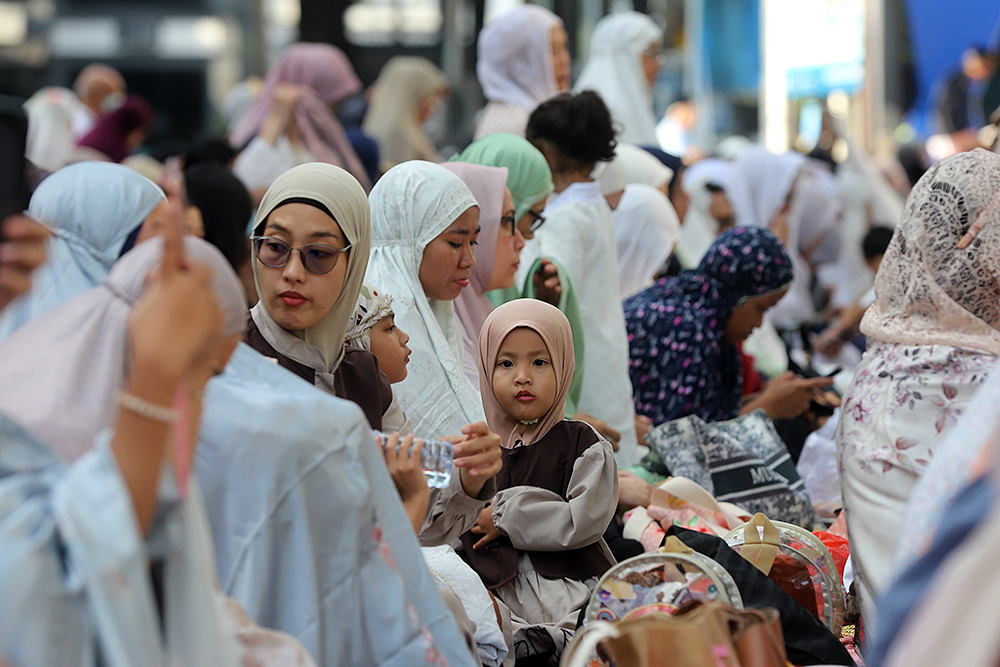 Warga Muhammadiyah di Jakarta melaksanakan Salat  Idul Fitri 1447 Hijriah Masjid At Taqwa Muhammadiyah, Jalan Limau, Kebayoran Baru, Jakarta. (BeritaNasional/Elvis Sendouw)