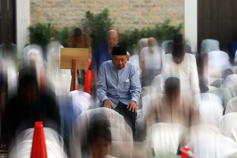 Warga Muhammadiyah di Jakarta melaksanakan Salat  Idul Fitri 1447 Hijriah Masjid At Taqwa Muhammadiyah, Jalan Limau, Kebayoran Baru, Jakarta. (BeritaNasional/Elvis Sendouw)