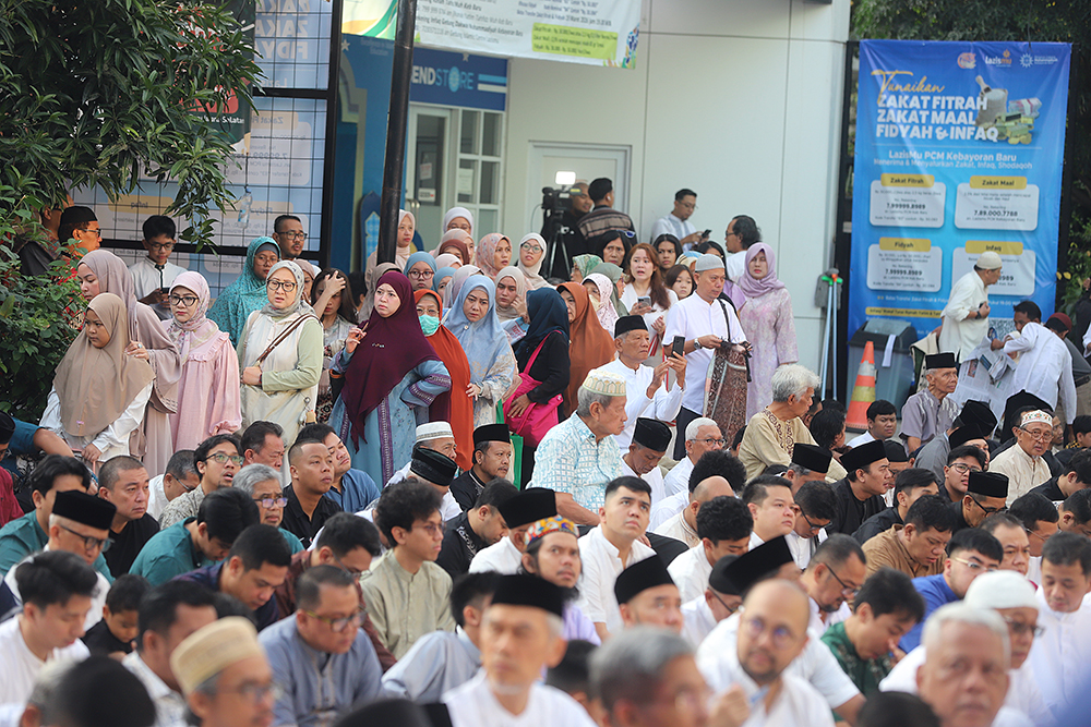 Warga Muhammadiyah di Jakarta melaksanakan Salat  Idul Fitri 1447 Hijriah Masjid At Taqwa Muhammadiyah, Jalan Limau, Kebayoran Baru, Jakarta. (BeritaNasional/Elvis Sendouw)