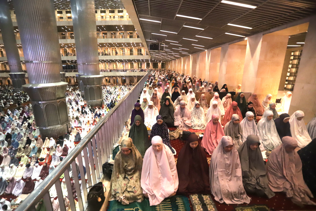 Umat Islam melaksanakan Shalat Tarawih pertama di Masjid Istiqlal, Jakarta, Rabu (18/2/2026). (Beritanasional.com/Oke Atmaja)