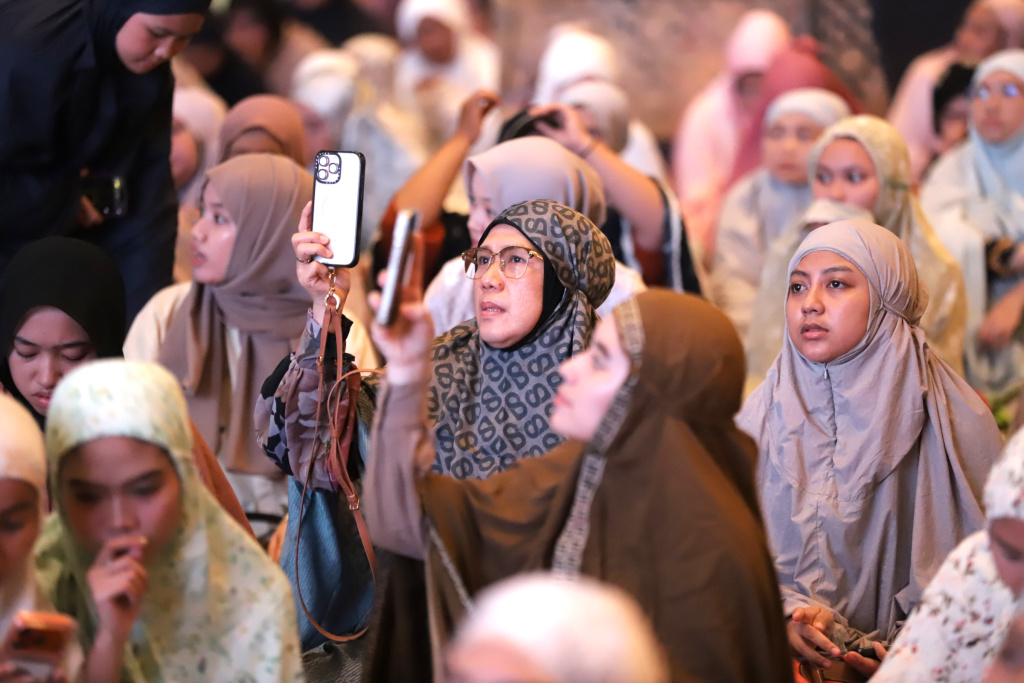 Umat Islam melaksanakan Shalat Tarawih pertama di Masjid Istiqlal, Jakarta, Rabu (18/2/2026). (Beritanasional.com/Oke Atmaja)