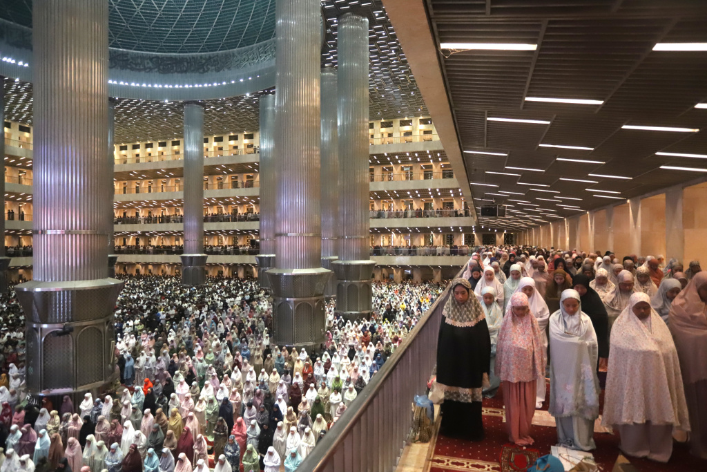 Umat Islam melaksanakan Shalat Tarawih pertama di Masjid Istiqlal, Jakarta, Rabu (18/2/2026). (Beritanasional.com/Oke Atmaja)