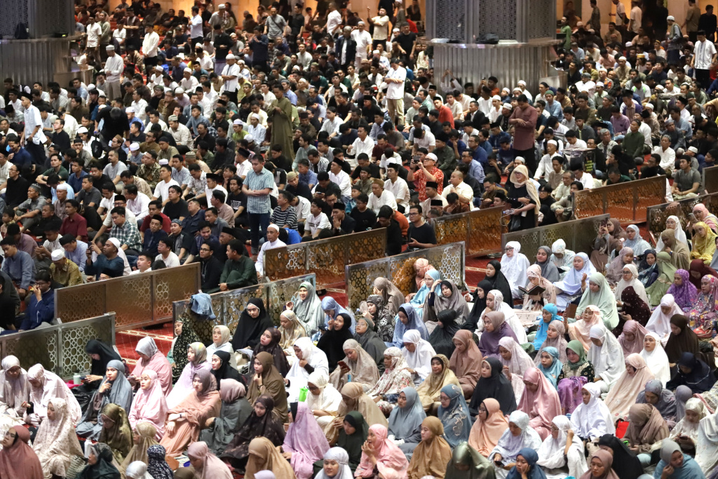 Umat Islam melaksanakan Shalat Tarawih pertama di Masjid Istiqlal, Jakarta, Rabu (18/2/2026). (Beritanasional.com/Oke Atmaja)