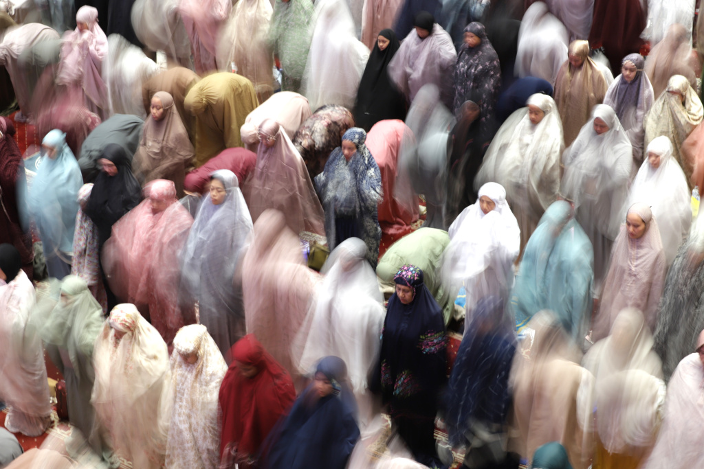 Umat Islam melaksanakan Shalat Tarawih pertama di Masjid Istiqlal, Jakarta, Rabu (18/2/2026). (Beritanasional.com/Oke Atmaja)