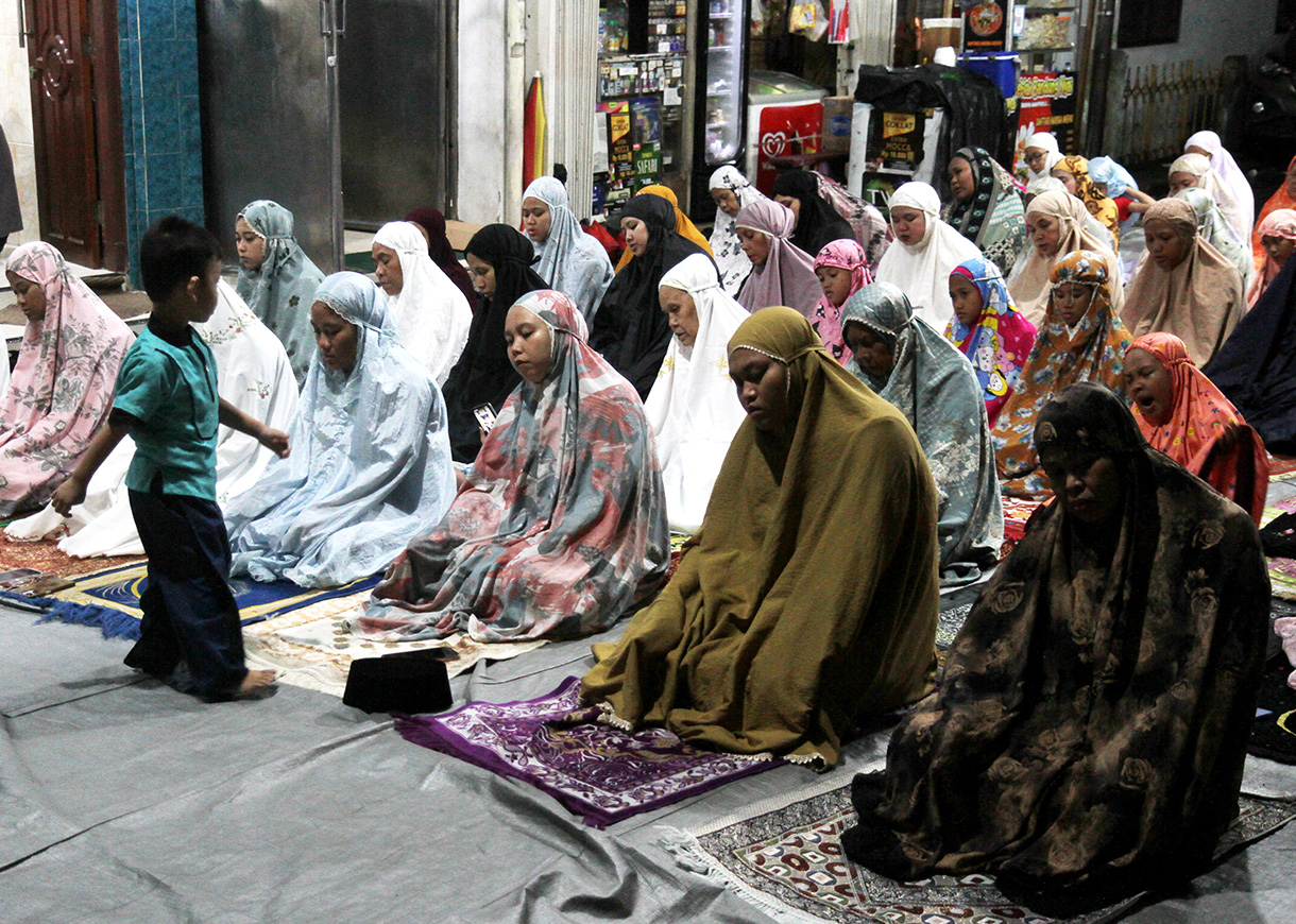 Umat Islam melaksanakan shalat tarawih di Masjid Istiqomah Jalan Menteng Tenggulun, Jakarta,Jumat (28/2/2025). (Beritanasional.com/Oke Atmaja)