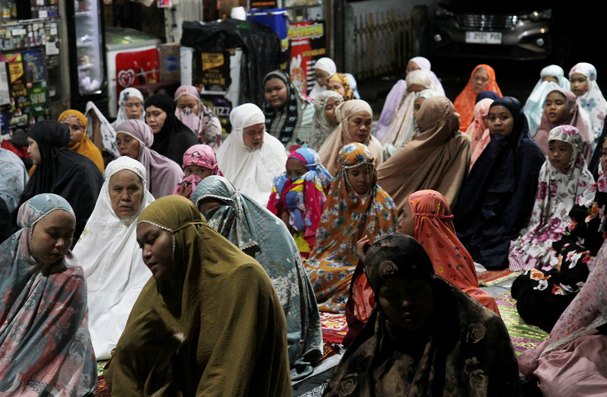 Umat Islam melaksanakan shalat tarawih di Masjid Istiqomah Jalan Menteng Tenggulun, Jakarta,Jumat (28/2/2025). (Beritanasional.com/Oke Atmaja)