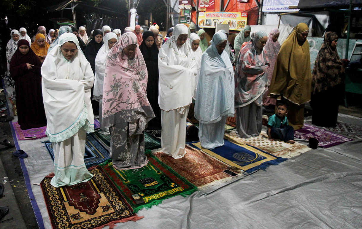 Umat Islam melaksanakan shalat tarawih di Masjid Istiqomah Jalan Menteng Tenggulun, Jakarta,Jumat (28/2/2025). (Beritanasional.com/Oke Atmaja)