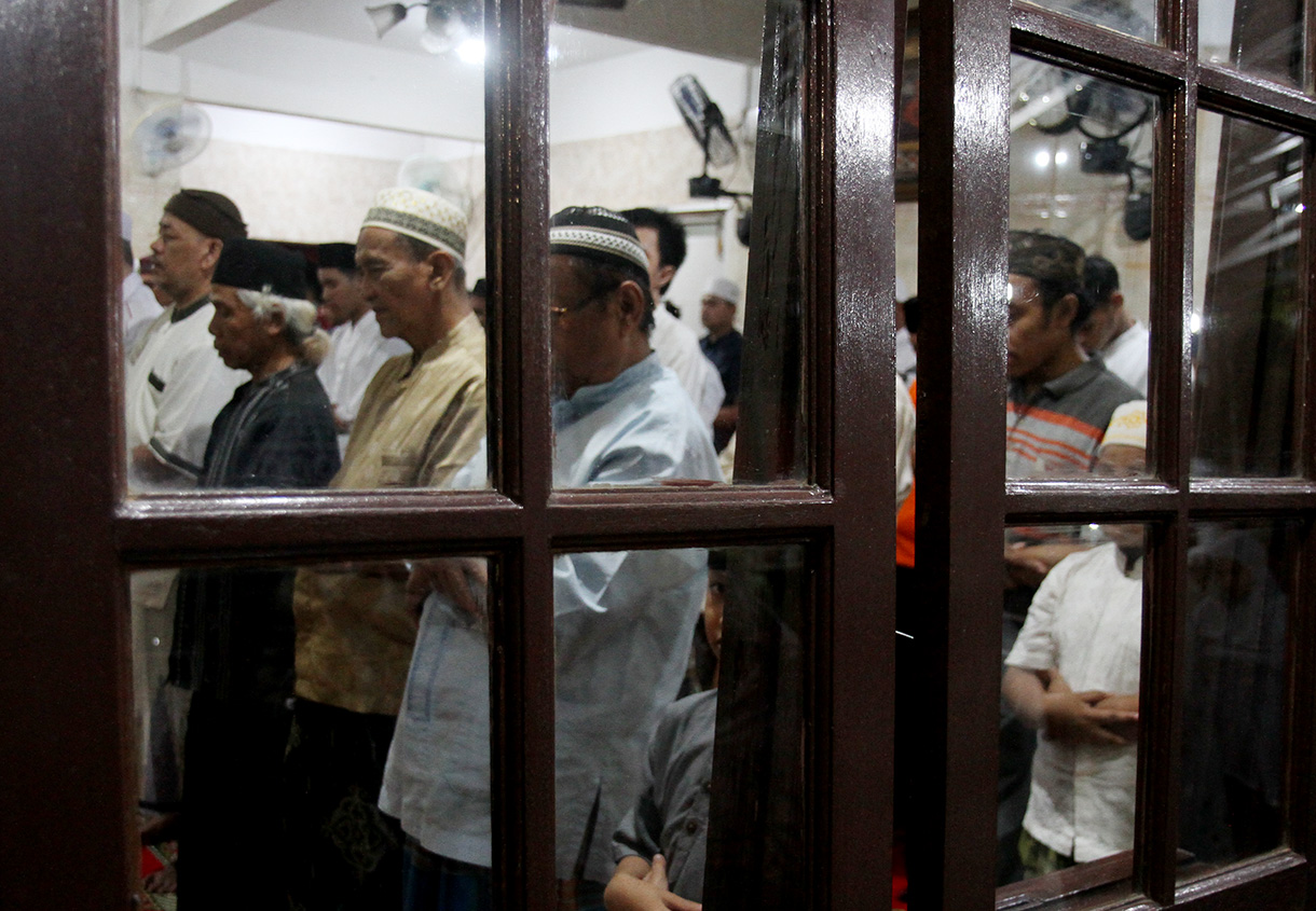 Umat Islam melaksanakan shalat tarawih di Masjid Istiqomah Jalan Menteng Tenggulun, Jakarta,Jumat (28/2/2025). (Beritanasional.com/Oke Atmaja)