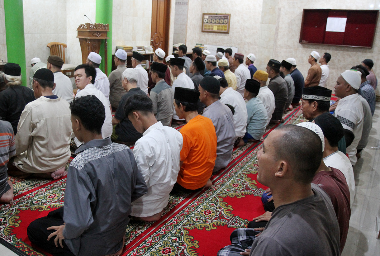 Umat Islam melaksanakan shalat tarawih di Masjid Istiqomah Jalan Menteng Tenggulun, Jakarta,Jumat (28/2/2025). (Beritanasional.com/Oke Atmaja)