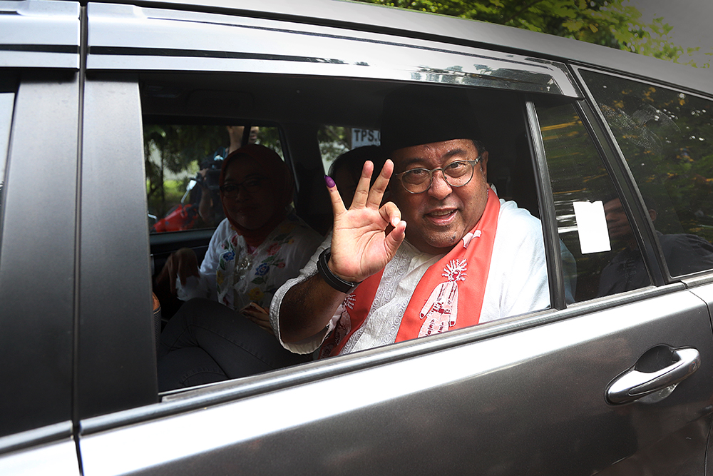 Calon Wakil Gubernur Jakarta Rano Karno bersama istri gunakan hak suara di TPS 065 Lebak Bulus. (BeritaNasional/Elvis Sendouw)