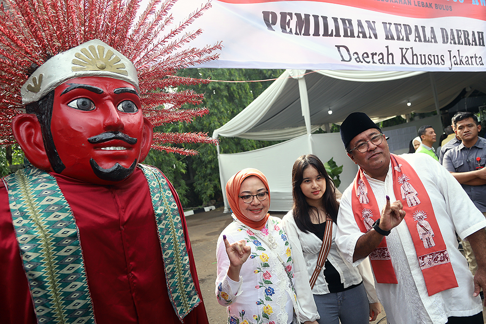 Calon Wakil Gubernur Jakarta Rano Karno bersama istri gunakan hak suara di TPS 065 Lebak Bulus. (BeritaNasional/Elvis Sendouw)