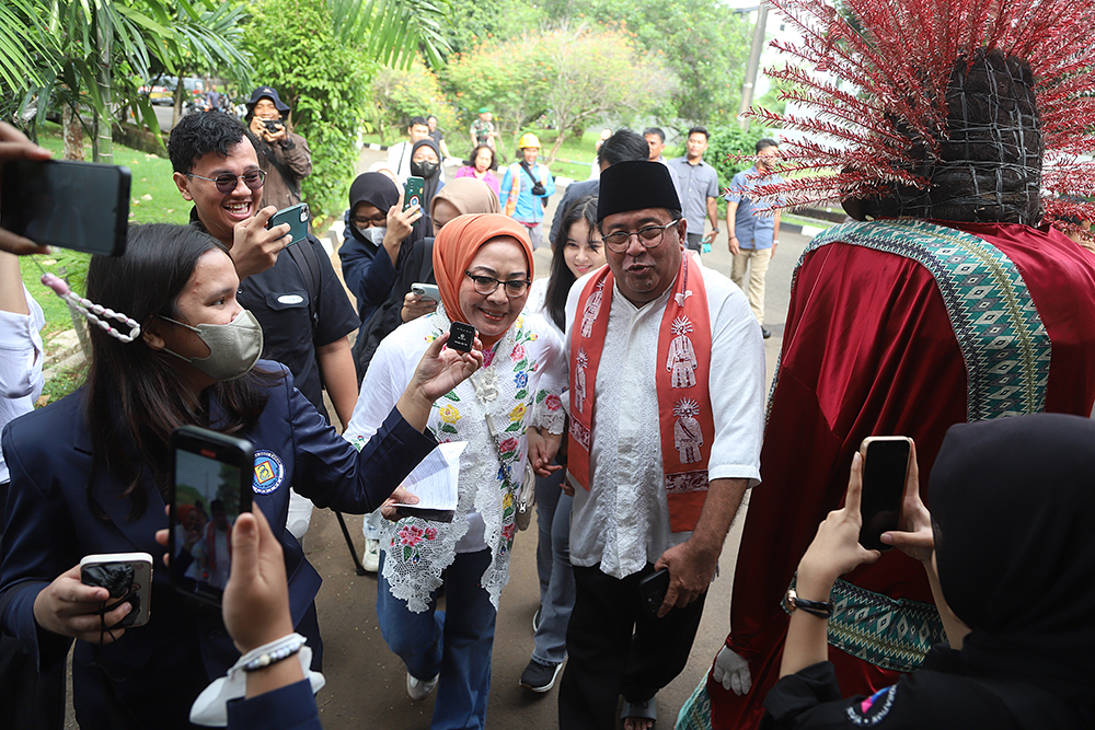 Calon Wakil Gubernur Jakarta Rano Karno bersama istri gunakan hak suara di TPS 065 Lebak Bulus. (BeritaNasional/Elvis Sendouw)