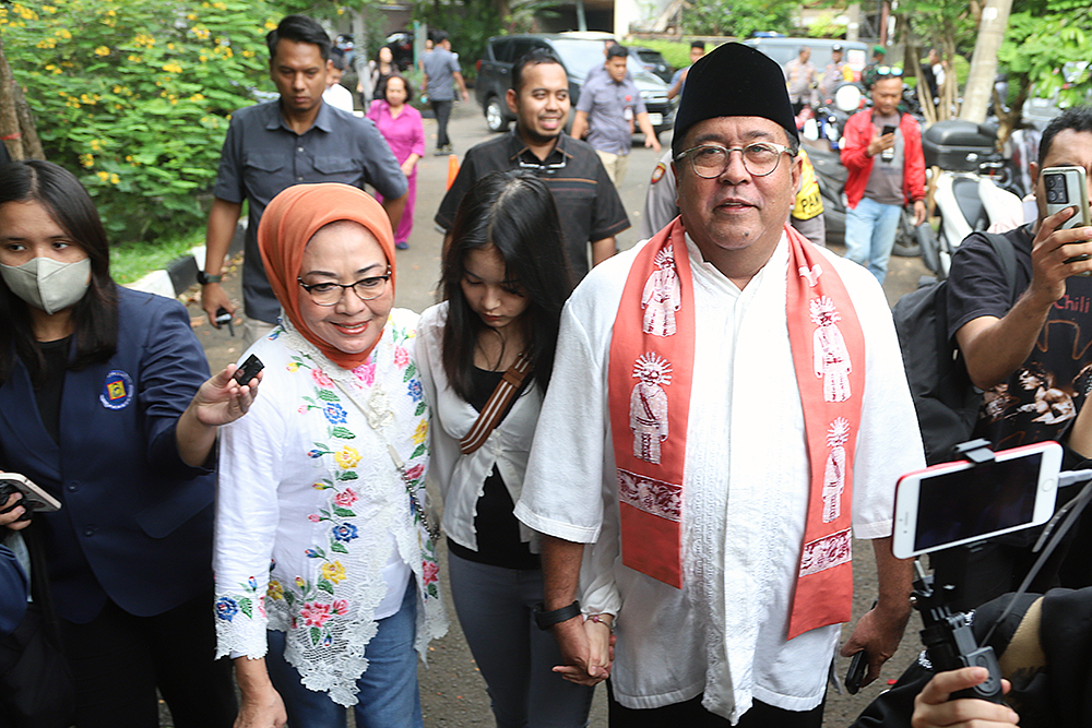 Calon Wakil Gubernur Jakarta Rano Karno bersama istri gunakan hak suara di TPS 065 Lebak Bulus. (BeritaNasional/Elvis Sendouw)