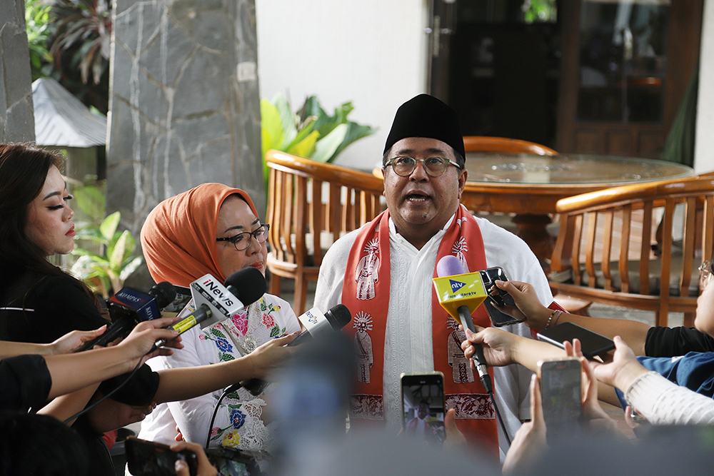 Calon Wakil Gubernur Jakarta Rano Karno bersama istri gunakan hak suara di TPS 065 Lebak Bulus. (BeritaNasional/Elvis Sendouw)