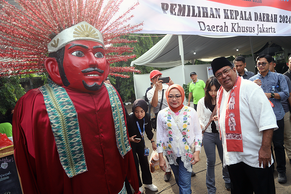 Calon Wakil Gubernur Jakarta Rano Karno bersama istri gunakan hak suara di TPS 065 Lebak Bulus. (BeritaNasional/Elvis Sendouw)