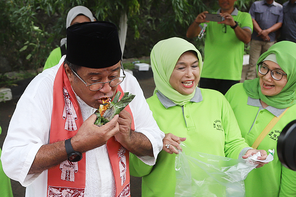 Calon Wakil Gubernur Jakarta Rano Karno bersama istri gunakan hak suara di TPS 065 Lebak Bulus. (BeritaNasional/Elvis Sendouw)