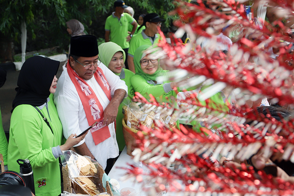 Calon Wakil Gubernur Jakarta Rano Karno bersama istri gunakan hak suara di TPS 065 Lebak Bulus. (BeritaNasional/Elvis Sendouw)