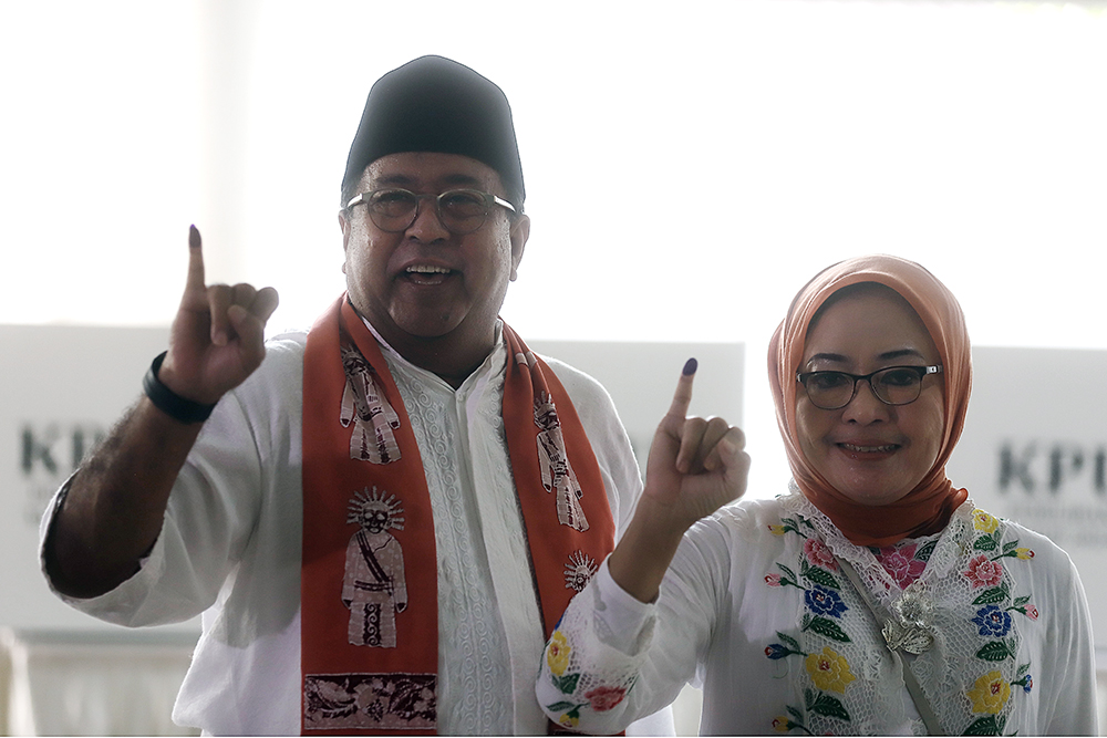 Calon Wakil Gubernur Jakarta Rano Karno bersama istri gunakan hak suara di TPS 065 Lebak Bulus. (BeritaNasional/Elvis Sendouw)