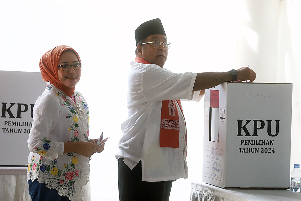 Calon Wakil Gubernur Jakarta Rano Karno bersama istri gunakan hak suara di TPS 065 Lebak Bulus. (BeritaNasional/Elvis Sendouw)