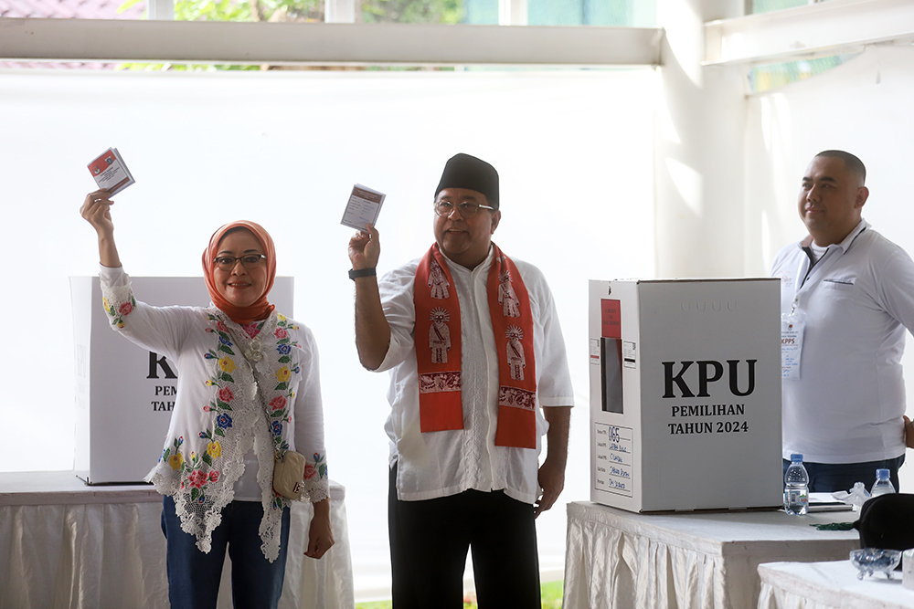 Calon Wakil Gubernur Jakarta Rano Karno bersama istri gunakan hak suara di TPS 065 Lebak Bulus. (BeritaNasional/Elvis Sendouw)