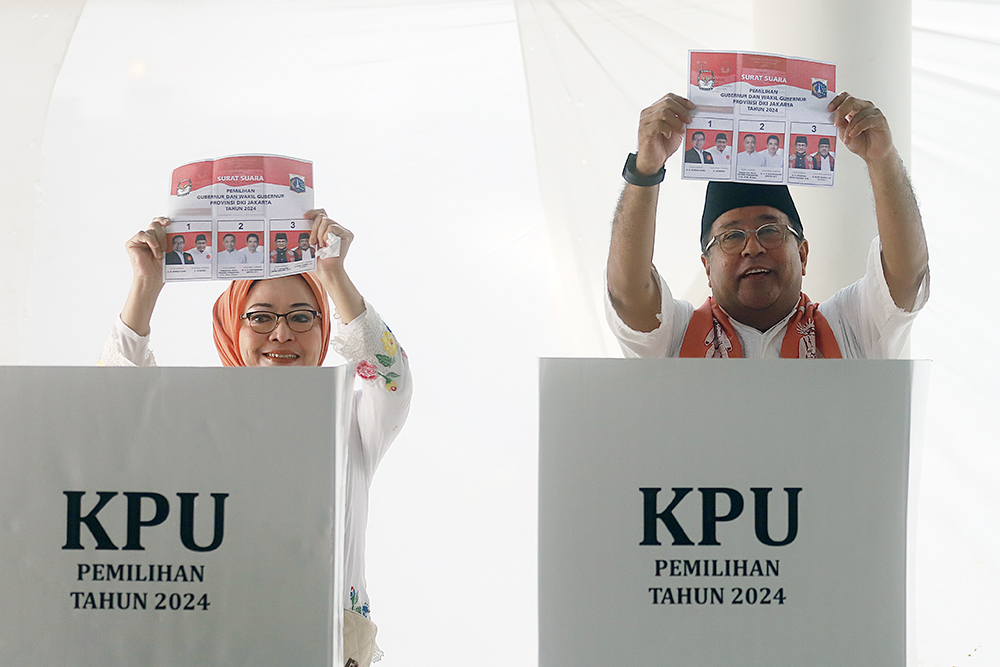 Calon Wakil Gubernur Jakarta Rano Karno bersama istri gunakan hak suara di TPS 065 Lebak Bulus. (BeritaNasional/Elvis Sendouw)