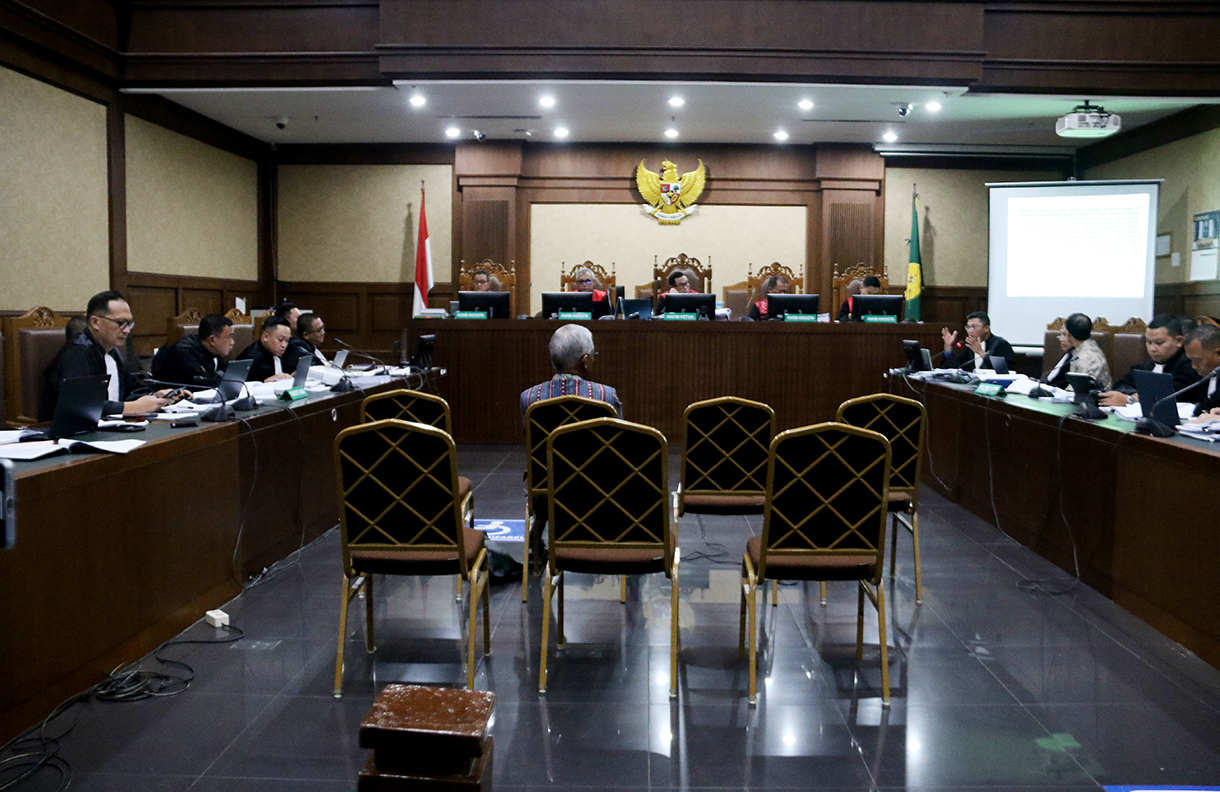 Terdakwa kasus dugaan korupsi dalam digitalisasi pendidikan pengadaan laptop Chromebook Nadiem Makarim (kedua kiri) berbincang dengan kuasa hukumnya saat sidang lanjutan di Pengadilan Tipikor, Jakarta, Senin (19/1/2026).  (Beritanasional.com/Oke Atmaja)
