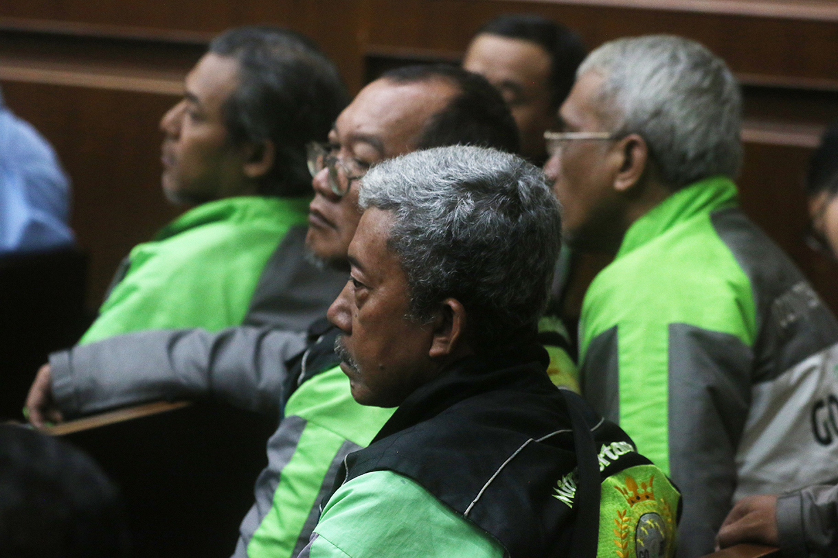 Terdakwa kasus dugaan korupsi dalam digitalisasi pendidikan pengadaan laptop Chromebook Nadiem Makarim (kedua kiri) berbincang dengan kuasa hukumnya saat sidang lanjutan di Pengadilan Tipikor, Jakarta, Senin (19/1/2026).  (Beritanasional.com/Oke Atmaja)