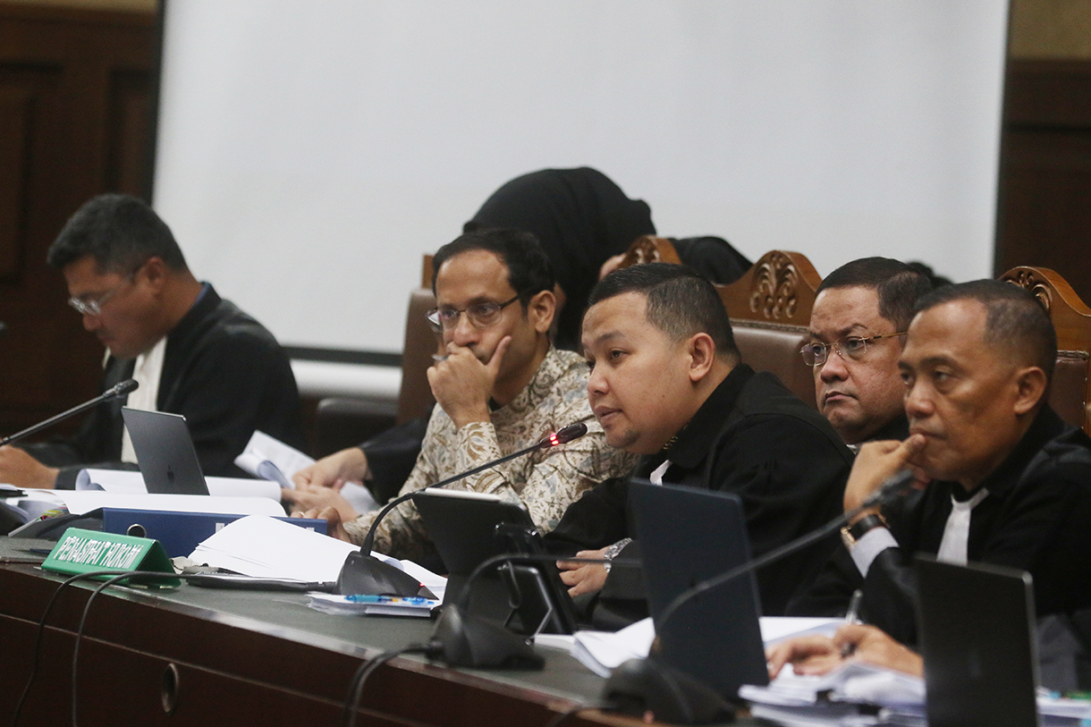 Nadiem Makarim (dua kiri) berbincang dengan kuasa hukumnya saat sidang lanjutan di Pengadilan Tipikor, Jakarta, Senin (19/1/2026).  (Beritanasional/Oke Atmaja)