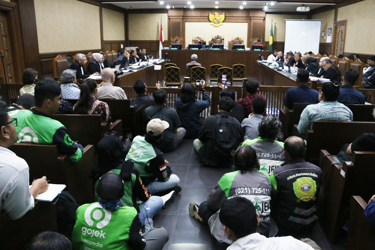 Terdakwa kasus dugaan korupsi dalam digitalisasi pendidikan pengadaan laptop Chromebook Nadiem Makarim (kedua kiri) berbincang dengan kuasa hukumnya saat sidang lanjutan di Pengadilan Tipikor, Jakarta, Senin (19/1/2026).  (Beritanasional.com/Oke Atmaja)