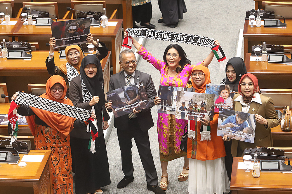 Sidang Paripurna Pimpinan dan Anggota Tunjukan Poster Dukung Palestina Saat Rapat Paripurna pimpinan DPR dan anggota tunjukan poster mendukung Palestina. (BeritaNasional/Elvis Sendouw)