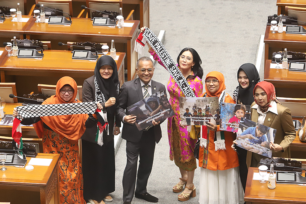 Sidang Paripurna Pimpinan dan Anggota Tunjukan Poster Dukung Palestina Saat Rapat Paripurna pimpinan DPR dan anggota tunjukan poster mendukung Palestina. (BeritaNasional/Elvis Sendouw)