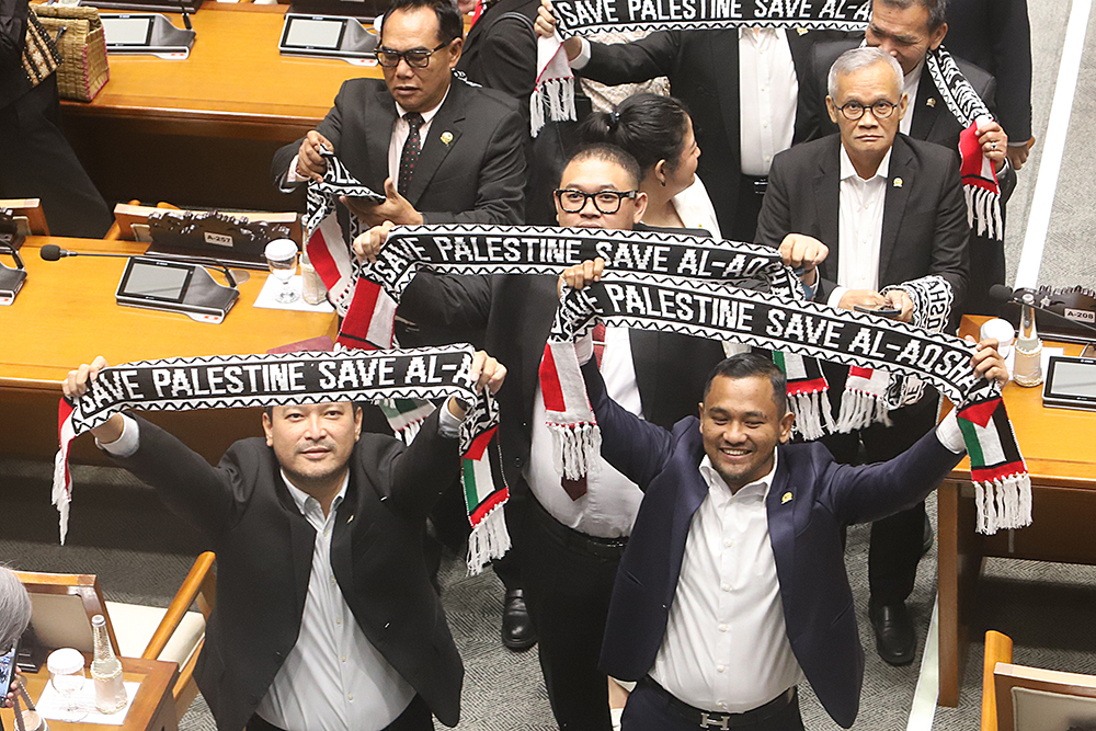 Sidang Paripurna Pimpinan dan Anggota Tunjukan Poster Dukung Palestina Saat Rapat Paripurna pimpinan DPR dan anggota tunjukan poster mendukung Palestina. (BeritaNasional/Elvis Sendouw)