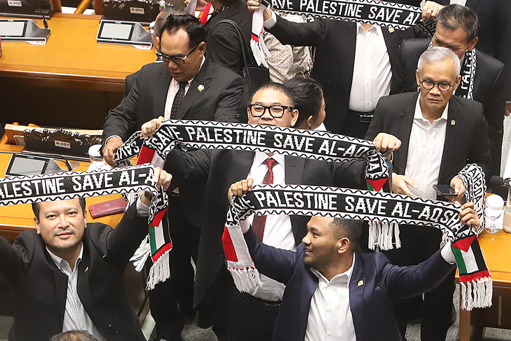 Sidang Paripurna Pimpinan dan Anggota Tunjukan Poster Dukung Palestina Saat Rapat Paripurna pimpinan DPR dan anggota tunjukan poster mendukung Palestina. (BeritaNasional/Elvis Sendouw)
