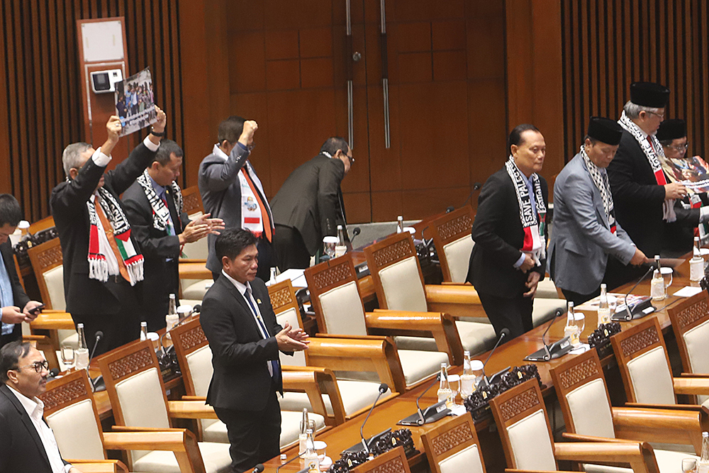 Sidang Paripurna Pimpinan dan Anggota Tunjukan Poster Dukung Palestina Saat Rapat Paripurna pimpinan DPR dan anggota tunjukan poster mendukung Palestina. (BeritaNasional/Elvis Sendouw)