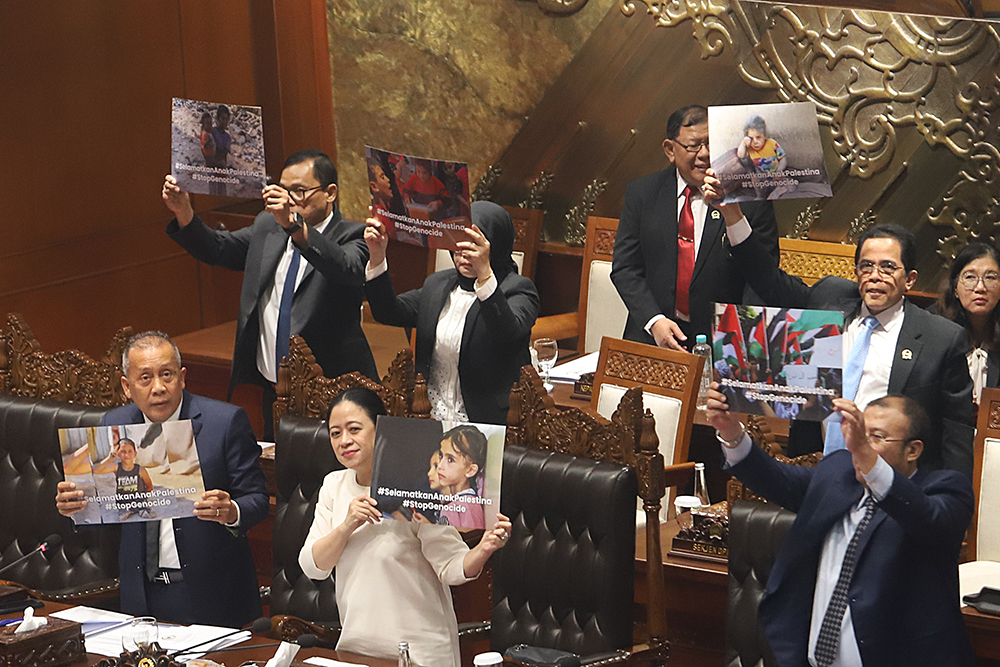 Sidang Paripurna Pimpinan dan Anggota Tunjukan Poster Dukung Palestina Saat Rapat Paripurna pimpinan DPR dan anggota tunjukan poster mendukung Palestina. (BeritaNasional/Elvis Sendouw)